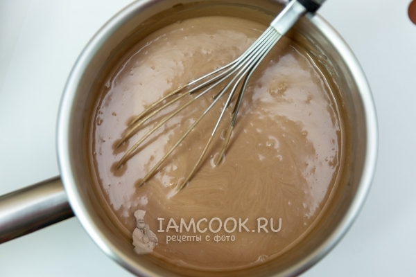 Размешать шоколадную смесь для мусса