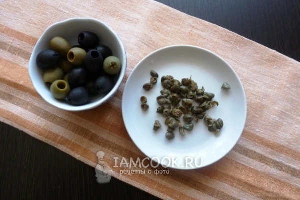 Приготовить каперсы, оливки и маслины