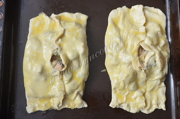 Конверты из слоеного теста с курицей