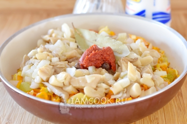 Положить томатную пасту