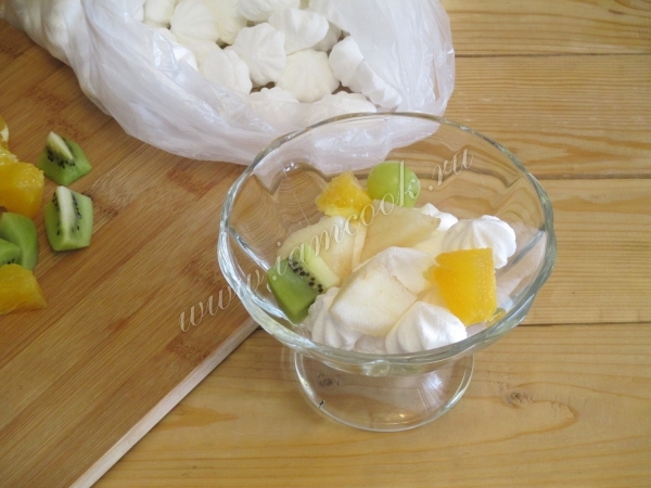 Фрукты и безе в креманках