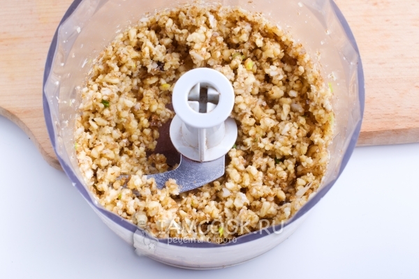 Измельчить орехи с чесноком