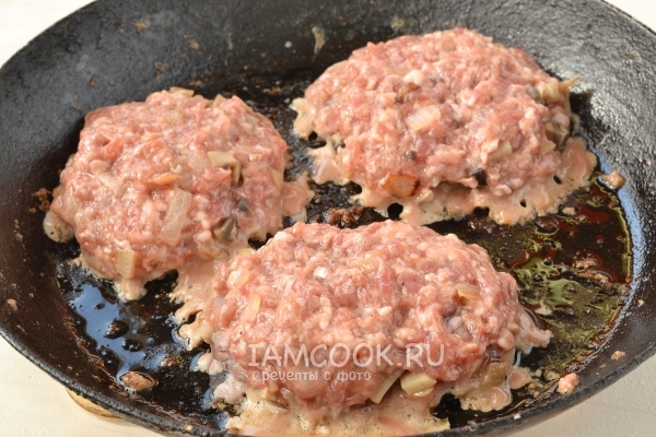 Закрытые биточки на сковороде