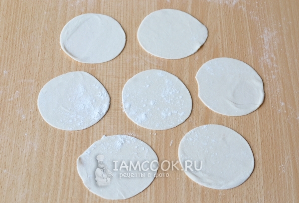 Раскатать из теста круги