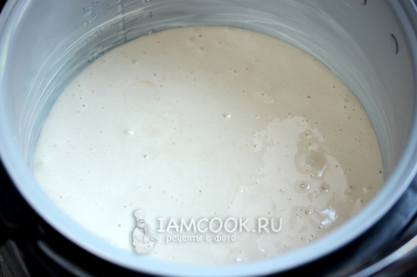 Перелить тесто в мультиварку