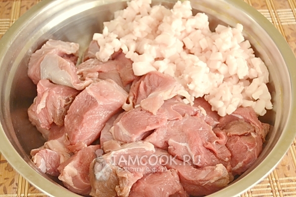 Смешать сало с мясом