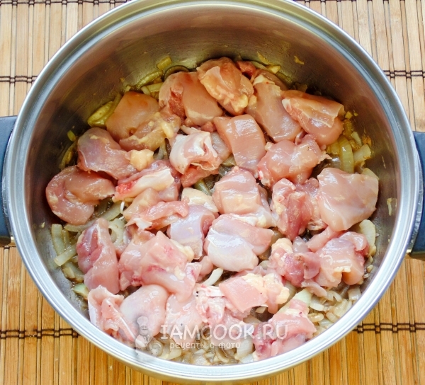 Положить к луку мясо