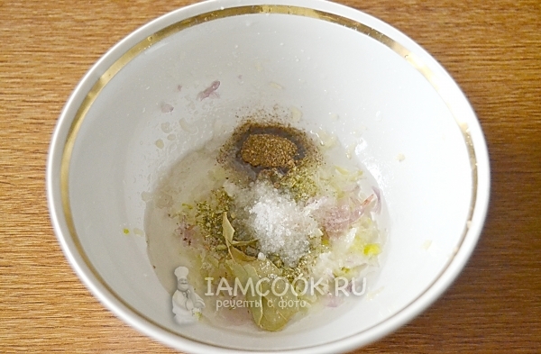 Всыпать соль и специи