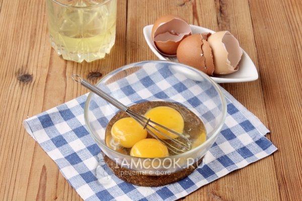 Взбить яйца с водой