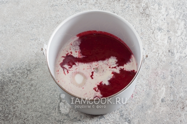Смешать малину, саха и сливки