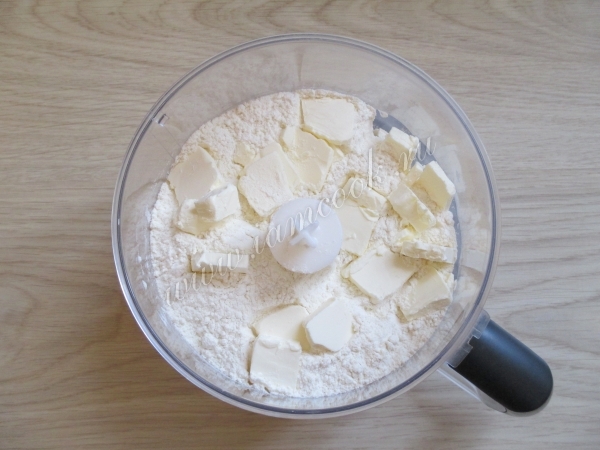 Масло с сахаром и мукой в чаше блендера