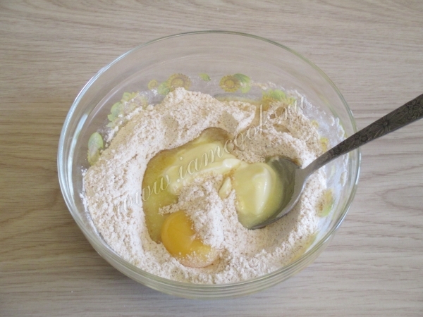 Готовим тесто для основы чизкейка