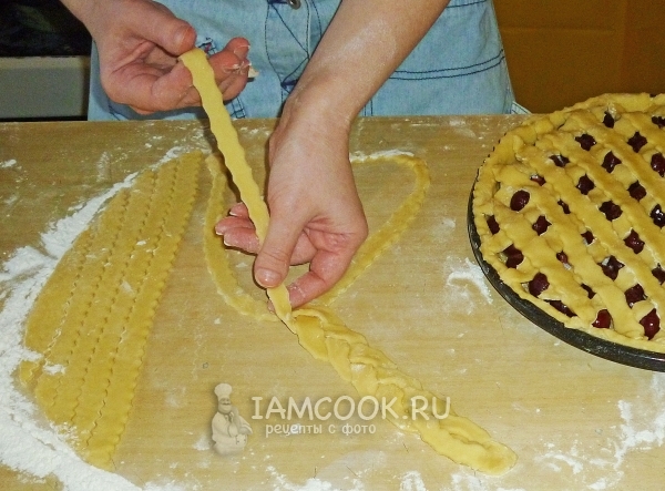 Сплести из полосок теста косичку