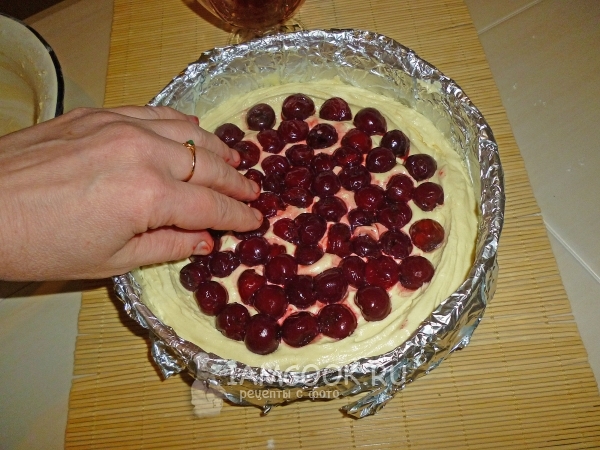 Выложить на тесто вишню