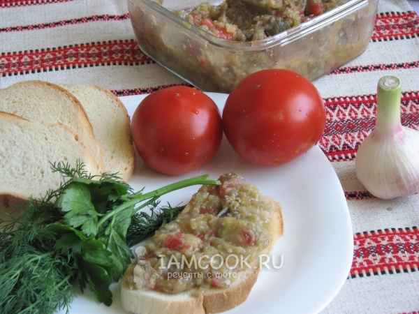 Фото баклажанной икры со свежими помидорами и чесноком
