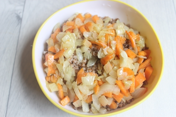 Гречка с обжаренным луком и морковью