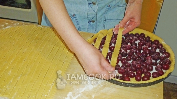 Выложить полоски теста на вишню