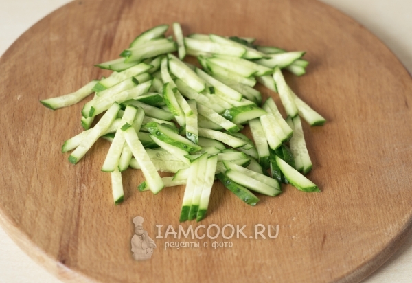 Порезать огурцы