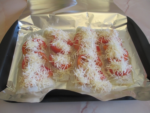 Судак с помидорами и сыром