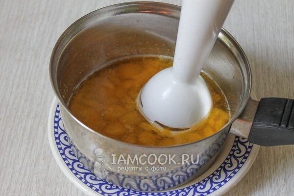 Пюрировать алычу блендером