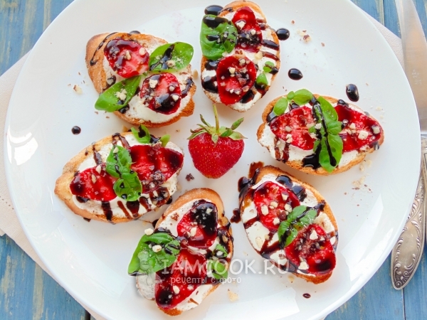 Готовая брускетта с клубникой и базиликом