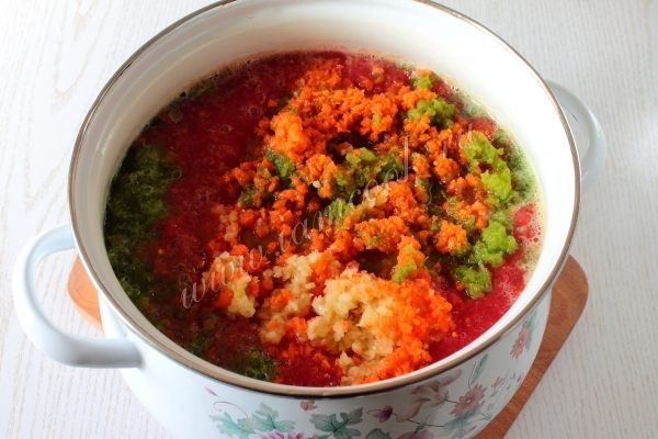 Пюре из овощей в кастрюле