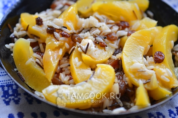 Положить рис и персик