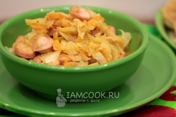 Готовая капуста с сосисками в мультиварке