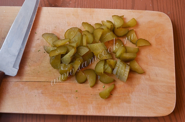 Готовим салат из картофеля, соленых огурцов и яиц