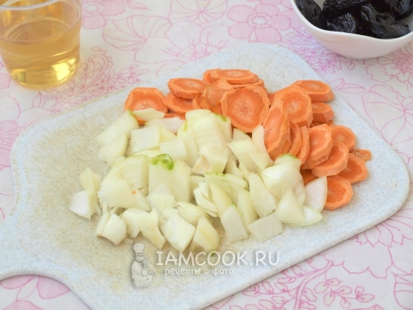 Порезать лук и морковь
