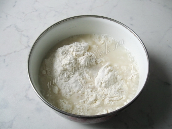 Мука с солью и горячей водой