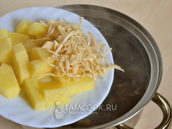 Положить в кастрюлю с грибами картофель и лапшу