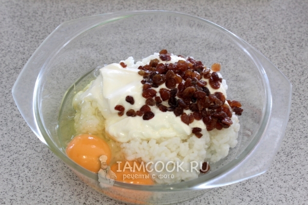 Положить изюм и яйца
