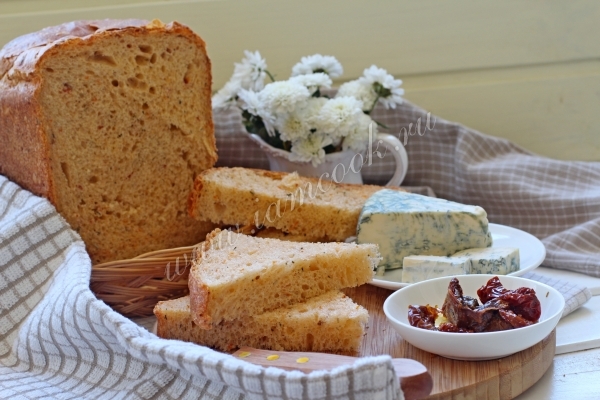 Рецепт хлеба с вялеными томатами и сыром