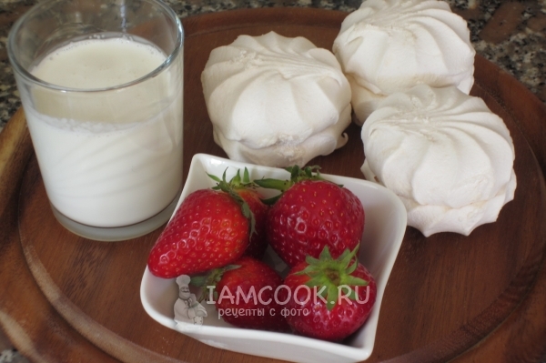 Ингредиенты для сливочного торта из зефира и клубники