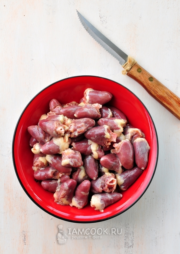 Помыть куриные сердечки