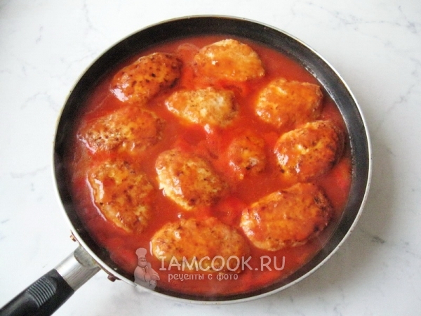 Готовые котлеты с рисом и чесноком в томатном соусе