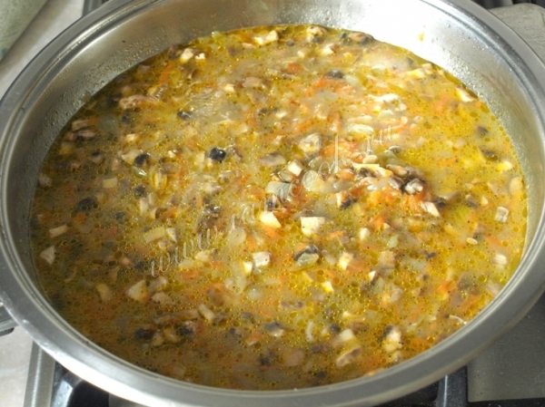 Влить муку с водой в сковороду