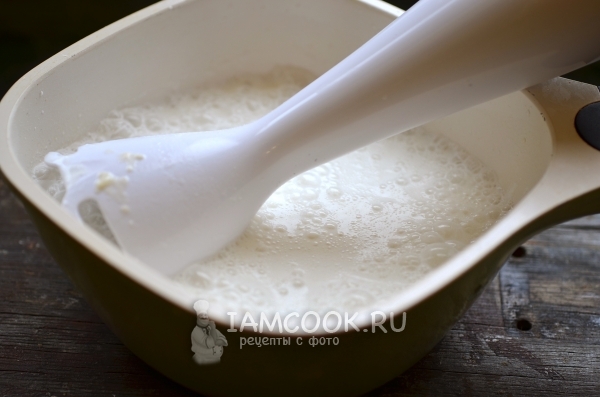 Взбить молоко с сахаром и мукой