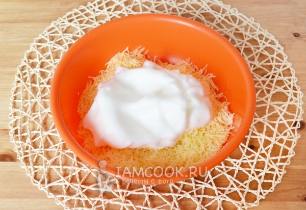 Положить белки к сыру