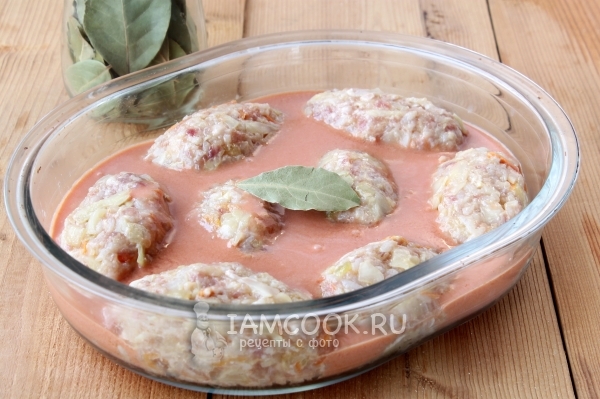 Залить томатно-сметанным соусом