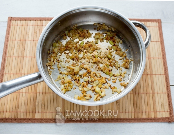 Обжарить лук