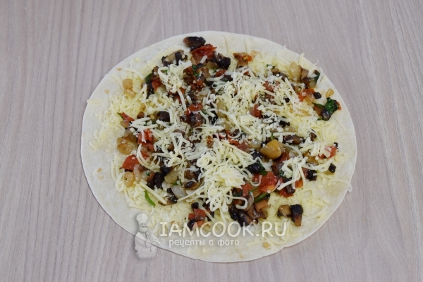 Положить начинку и посыпать сыром