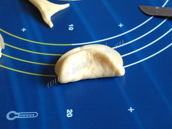 Делаем лепестки из теста