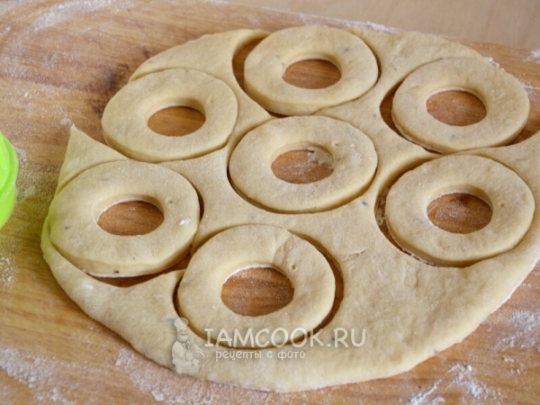 Вырезать из теста круги