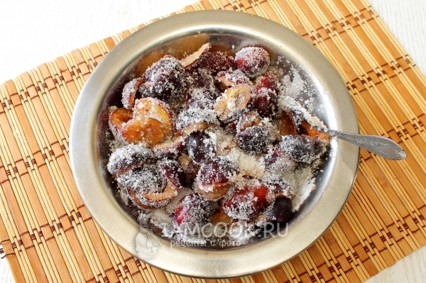Смешали сливы с сахаром