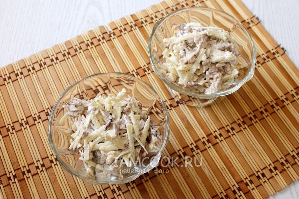 Уложить салат в салатники