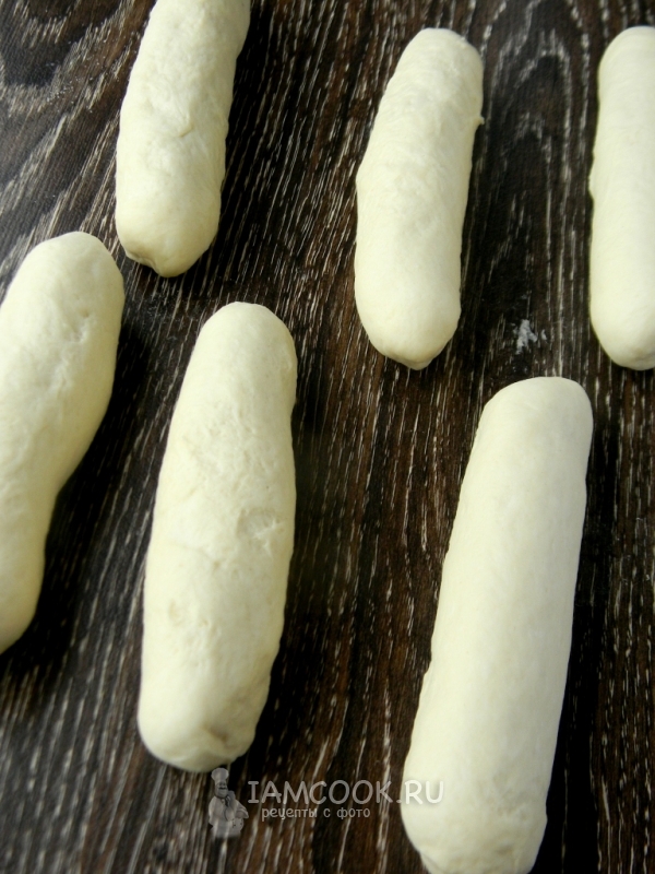 Завернуть все сосиски в тесто