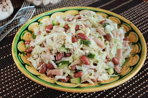 салат с фасолью и ветчиной