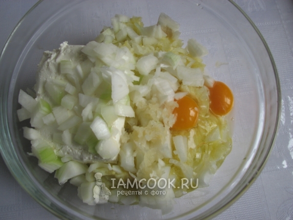 Добавить лук к кабачку